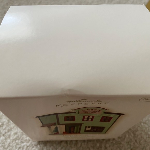 Lot 5 Hallmark Ornaments Nostalgic Houses & Shops 2006-2010 - Picture 6 of 6